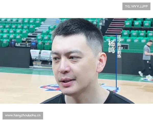 CBA常规赛:辽宁对山东男篮,技术代表马立军与杨鸣教练进行理论 CBA常规赛:辽宁对山东男篮,技术代表马立军与杨鸣教练进行理论